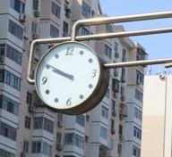 Reloj Exterior con Energía Solar