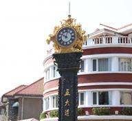 Reloj de Tres Caras con Escultura