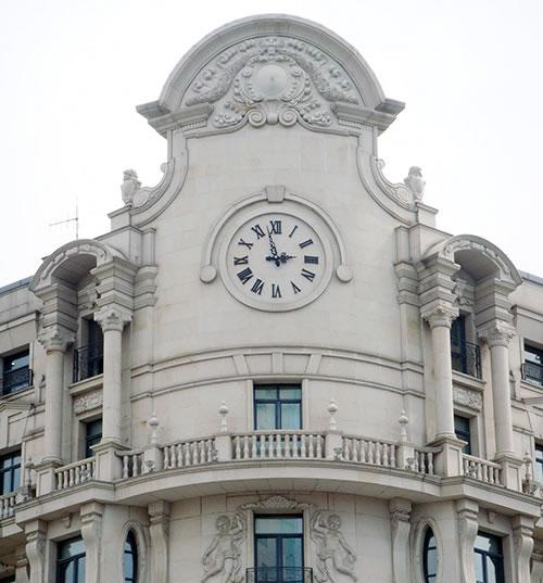 Reloj de Fachada con Números Romanos