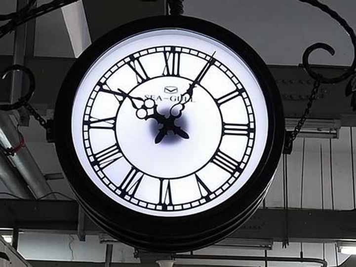 Reloj urbano de ménsula