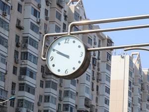 Reloj Exterior con Energía Solar