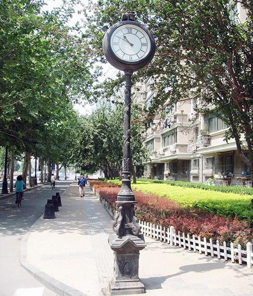 Reloj de Columna con Números Romanos