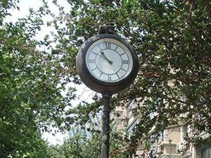 Reloj de Columna con Números Romanos