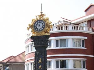 Reloj de Tres Caras con Escultura
